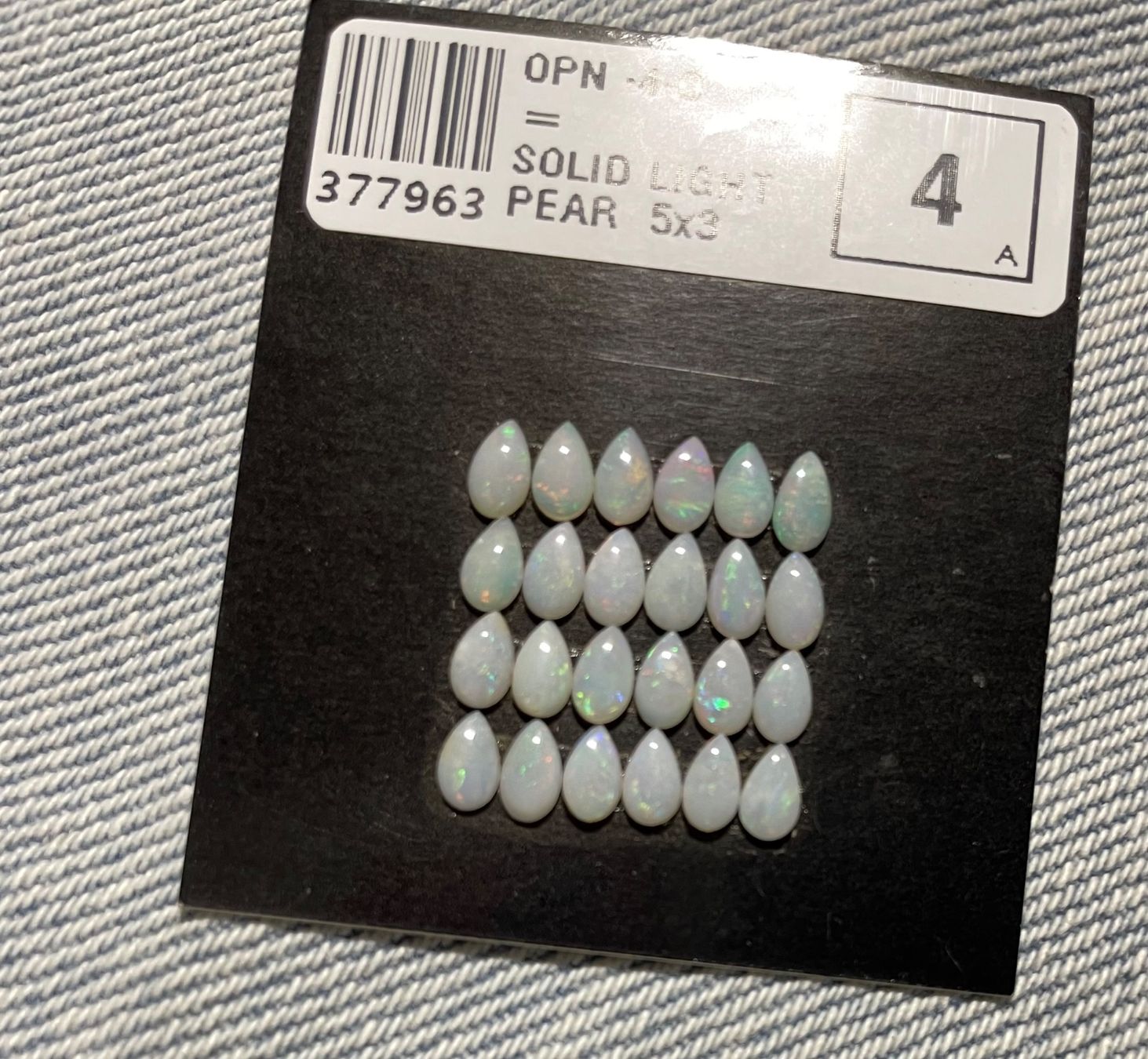 Fossili: 24 Stk  Cabochons Opal echt winzig neu – Nuovo e nell'imballaggio originale da Leuggern venduto da gemshow 5