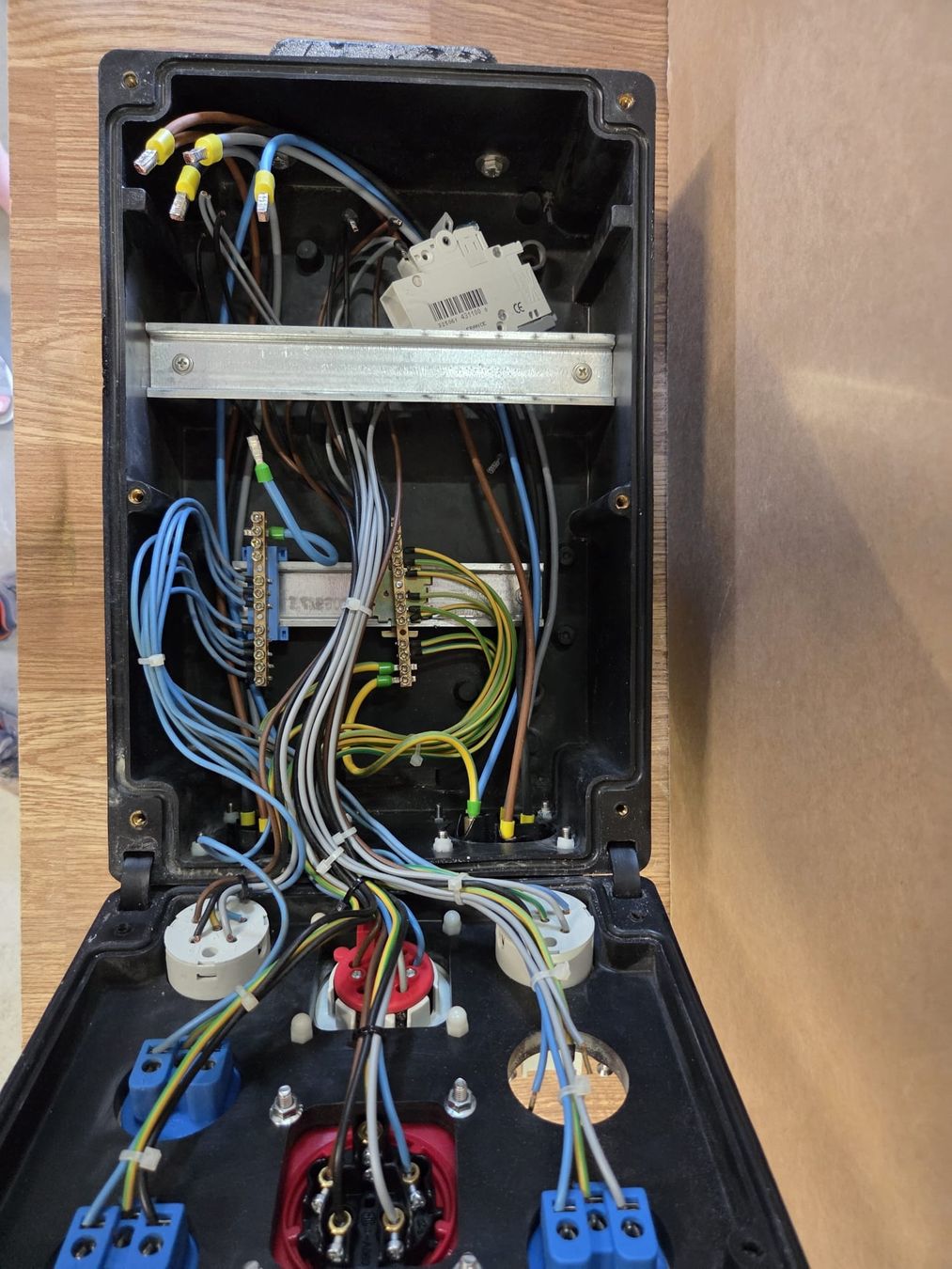 Elektrotechnik: Baustromverteiler 32A – Defekt aus Oberhasli von Cortina 1