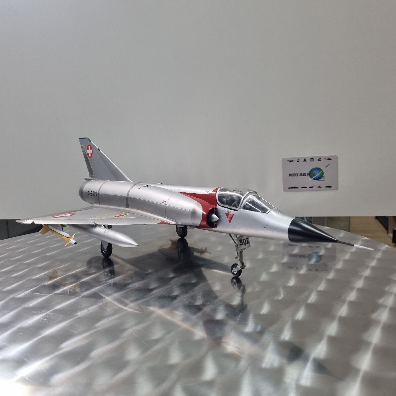 Schweizer Armee Kit di modellismo & Modellini statici: Schweizer Mirage III S J-2302, Flugzeugmodell 1:32 – Nuovo (secondo la descrizione) da Männedorf venduto da Modellbau-wyss