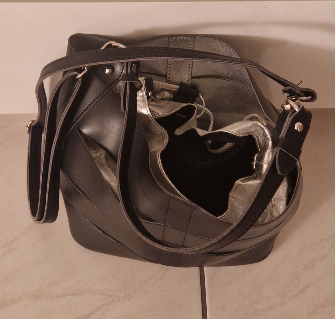 Sacs femmes: Beuteltasche Schwarz mit Silbernem Innenfutter – D'occasion à Itingen par Claudia.E 1