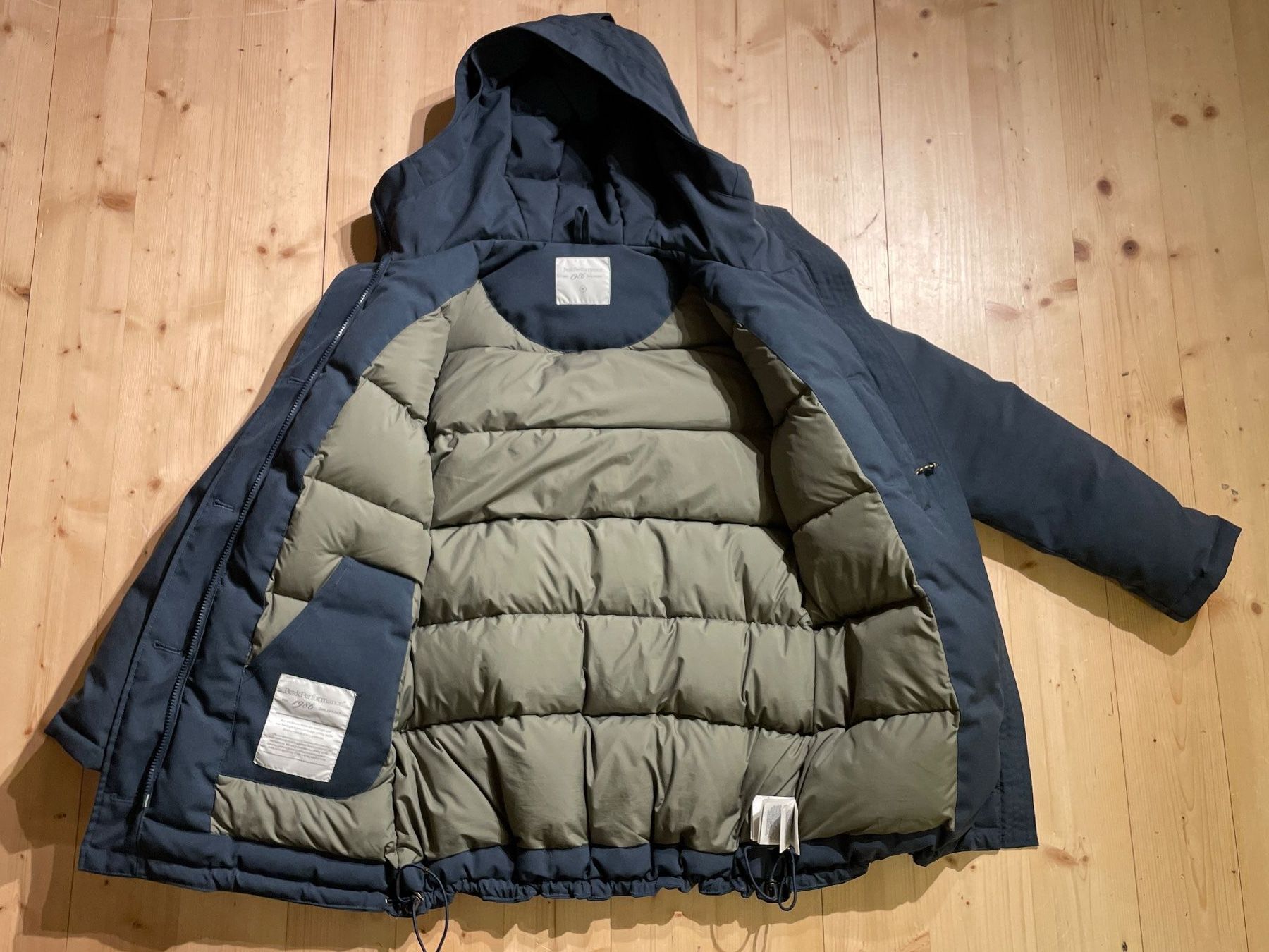 Peak Performance Giacche: Dunkelblaue PEAK PERFORMANCE Daunenjacke Gr. M – Usato da Frasnacht venduto da GracyStore 1