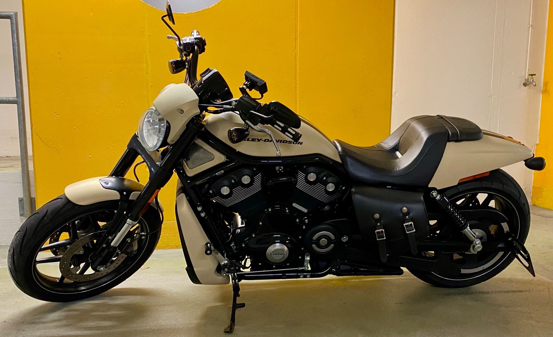 Harley-Davidson Chopper: HARLEY-DAVIDSON VRSCDX Night Rod Special ABS – Gebraucht aus Niederrohrdorf von Spiritsmore 5