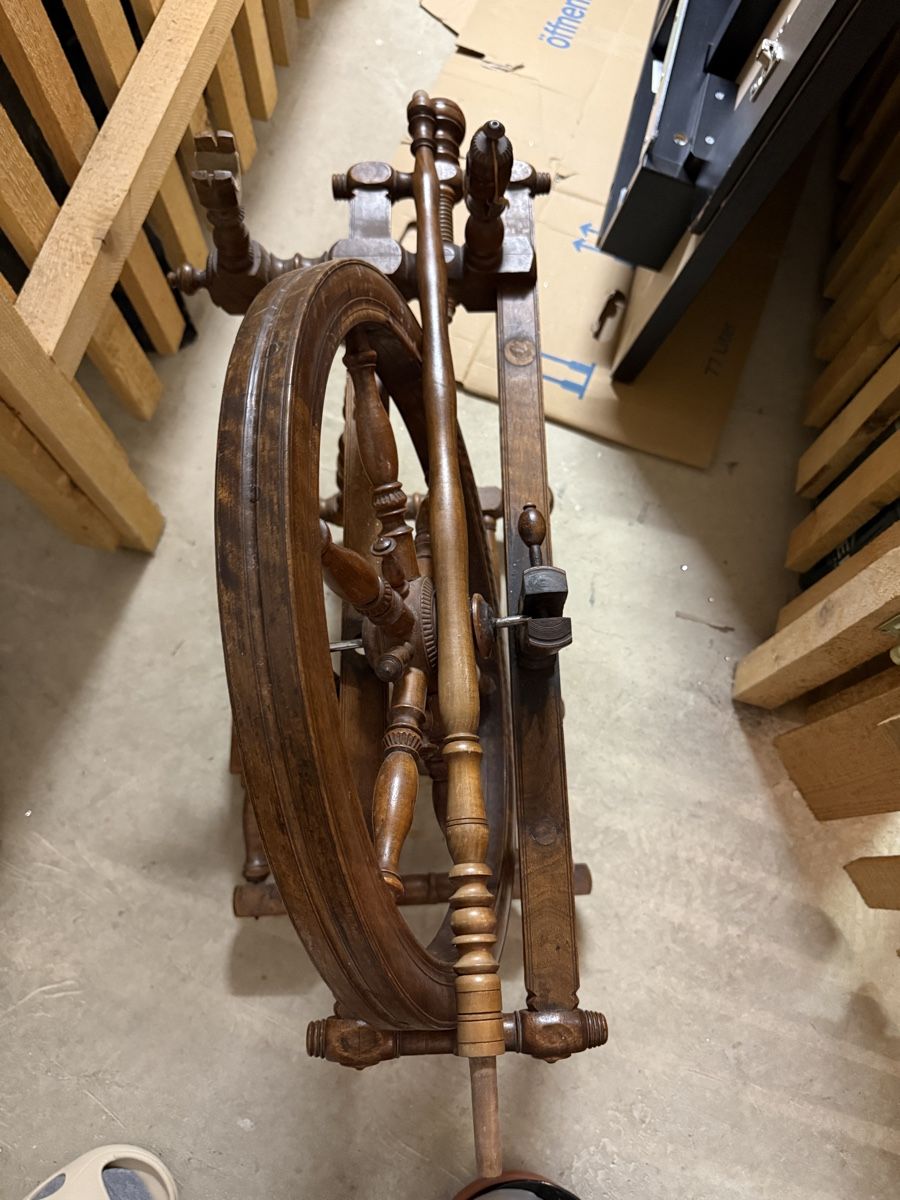 Ruote per filare: Antique Spinning Wheel, with accessories – Difettoso da Effretikon venduto da lio_gjr8 1