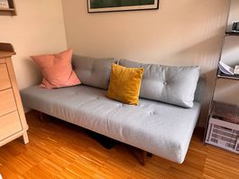 Hellblaues Bettsofa
