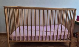Gitterbett mit Matratze