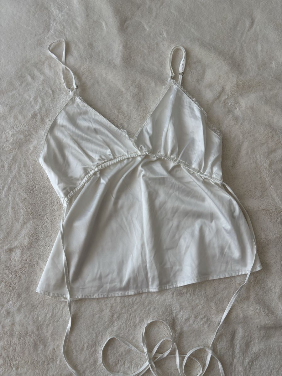 Zara Top: NEW - ZARA White Satin Top NP: 49.- – Nuovo (secondo la descrizione) da Horgen venduto da lme_8kj7 5