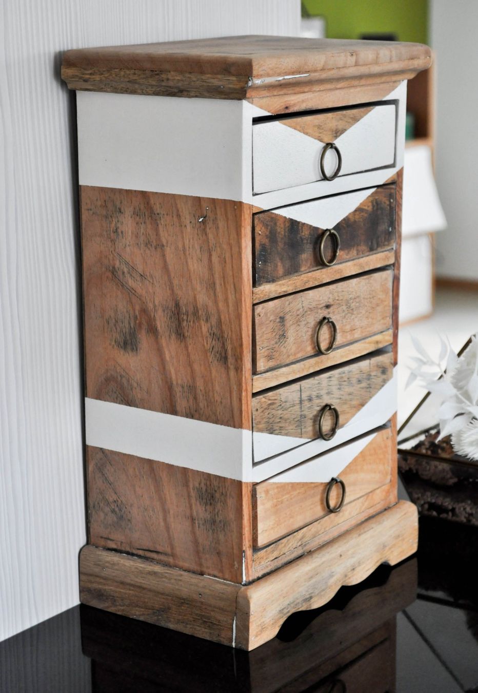 Tavoli da trucco: Joli meuble design de rangement, petite commode moderne – Usato da La Tour-de-Treme venduto da Noura-Noam 1