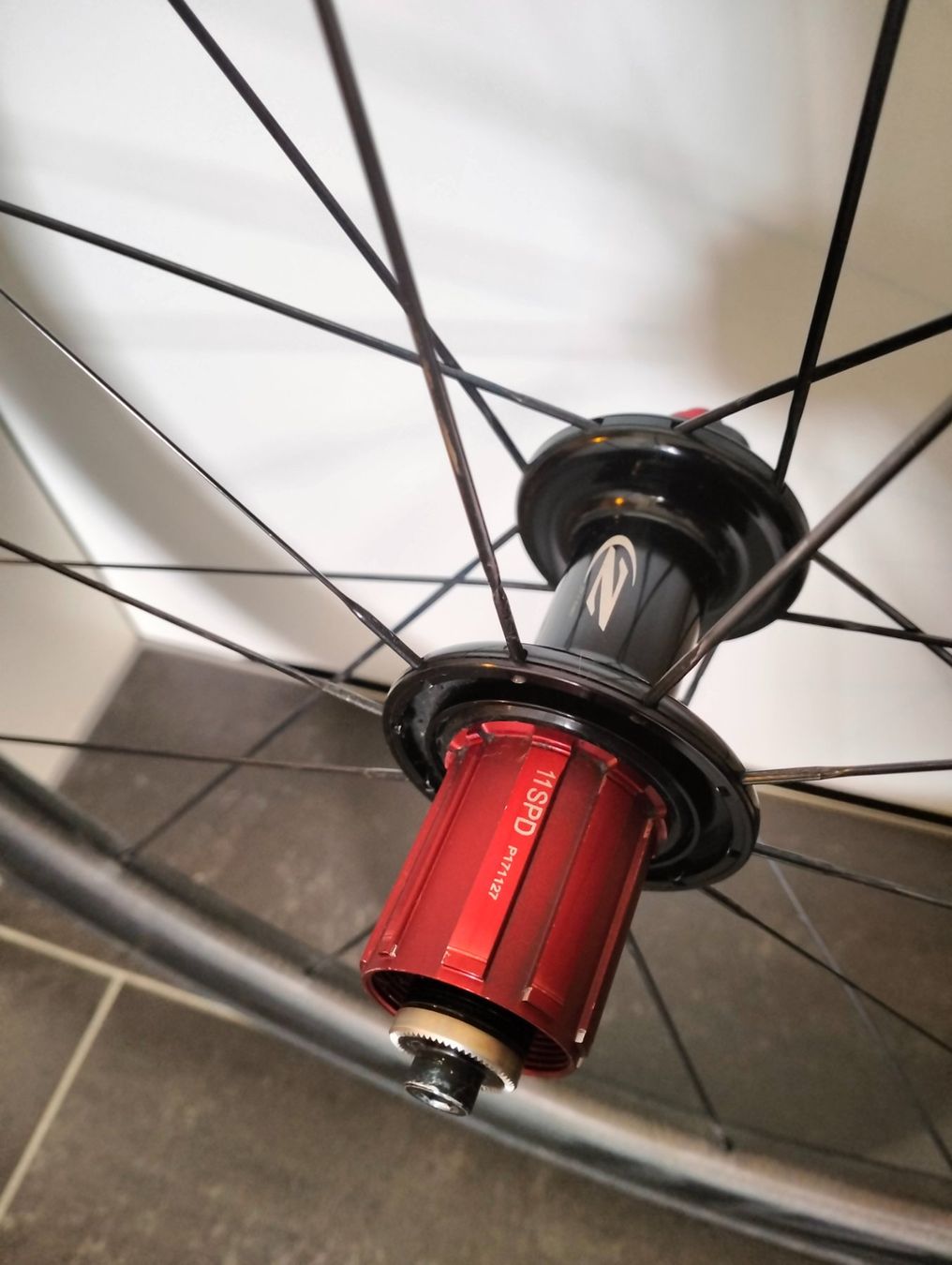 Zipp Pezzi di ricambio: Zipp 404 Firecrest Hinterrad (Defekt) – Difettoso da Uster venduto da KarlZH 1