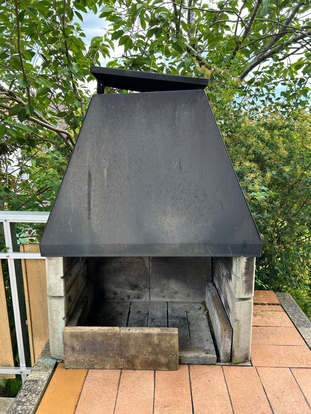 Griglie: Gartencheminée, Massiver Steingrill-Ofen – Usato da Untereggen venduto da mara15 3