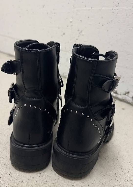 Scarpe da donna: Schwarze Boots mit Perlen-Details – Usato da Schlieren venduto da _lgv 2