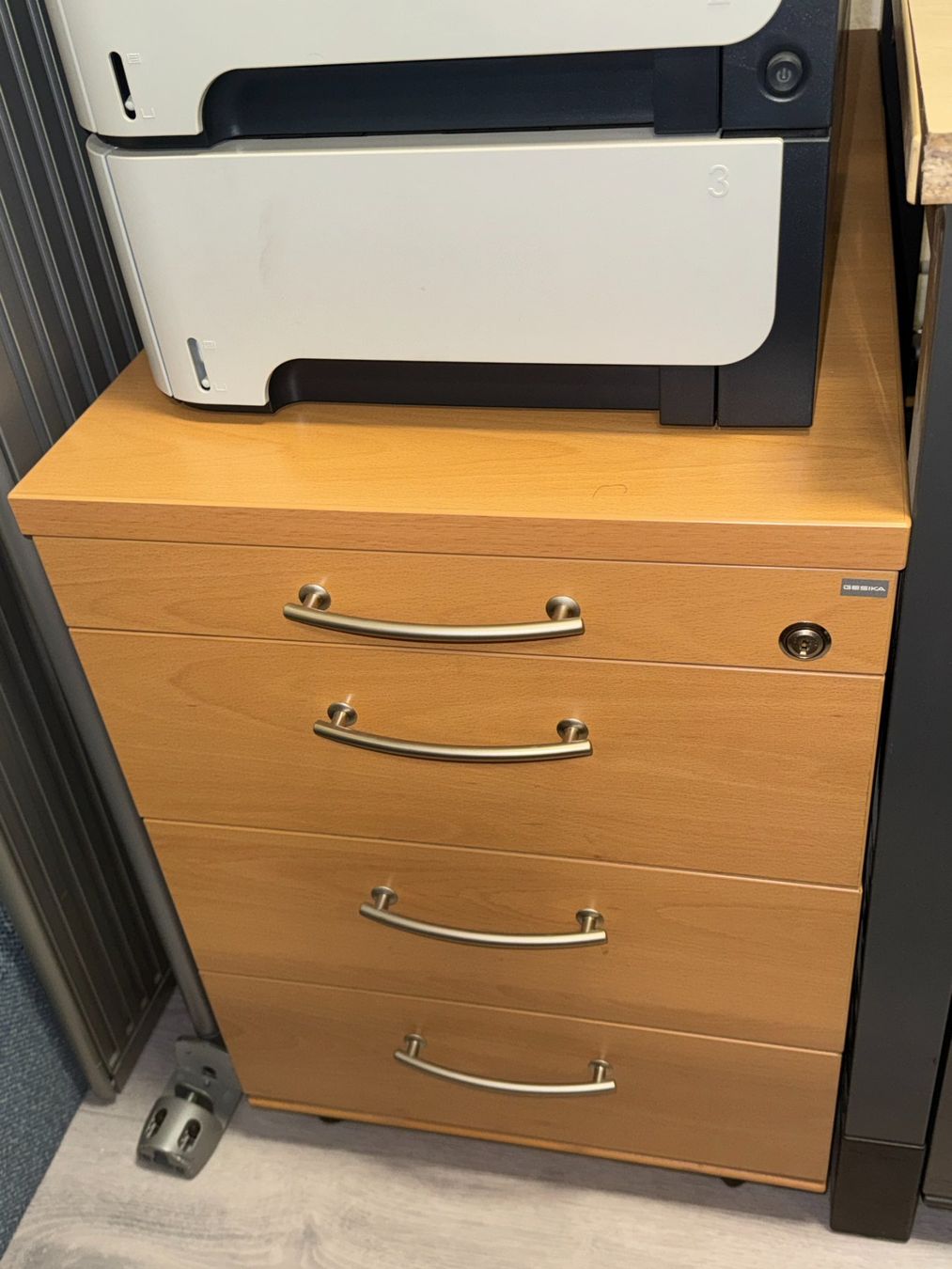 Banconi: Mehrere wunderschöne Rollcontainer von Gesika – Usato da Rotkreuz venduto da Quickseller-Pro