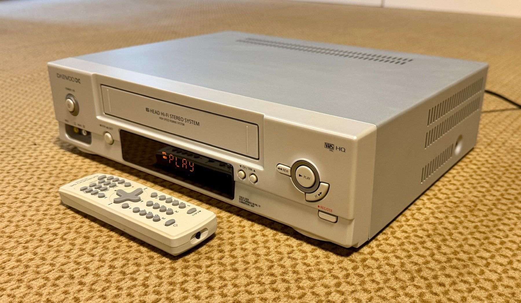 Daewoo Registratori: VHS Videogerät, "Daewoo" SV-871, 6-Head-System, geprüft. – Usato da Kirchberg BE venduto da RadioGerber 1
