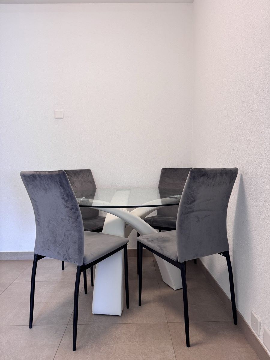 Tischset: Table ronde avec 4x chaises – Gebraucht aus Monthey von kos_d8jt