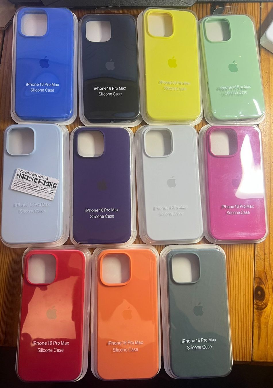 Cover & Protezioni schermo: Hülle für iPhone 16 Pro Max. Coque pour iPhone 16 Pro Max – Nuovo e nell'imballaggio originale da St-Cergue venduto da max_snn5 2