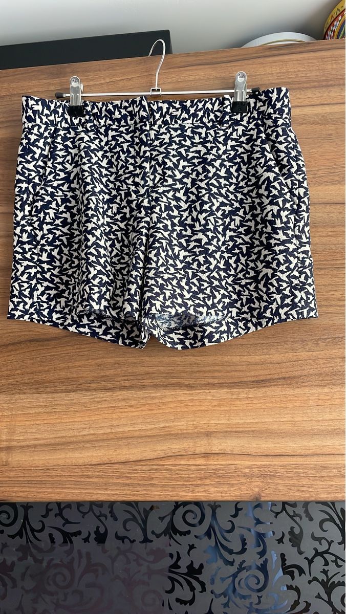 Zara Hosen: Zara Blue & White Bird Print shorts – Gebraucht aus Zug von Fashionaddicted.-