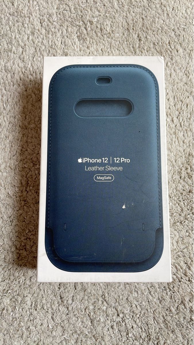 Apple Cover & Protezioni schermo: iPhone 12 / 12 Pro Leather Sleeve with MagSafe - Blue – Nuovo (secondo la descrizione) da St.Gallen venduto da 30books