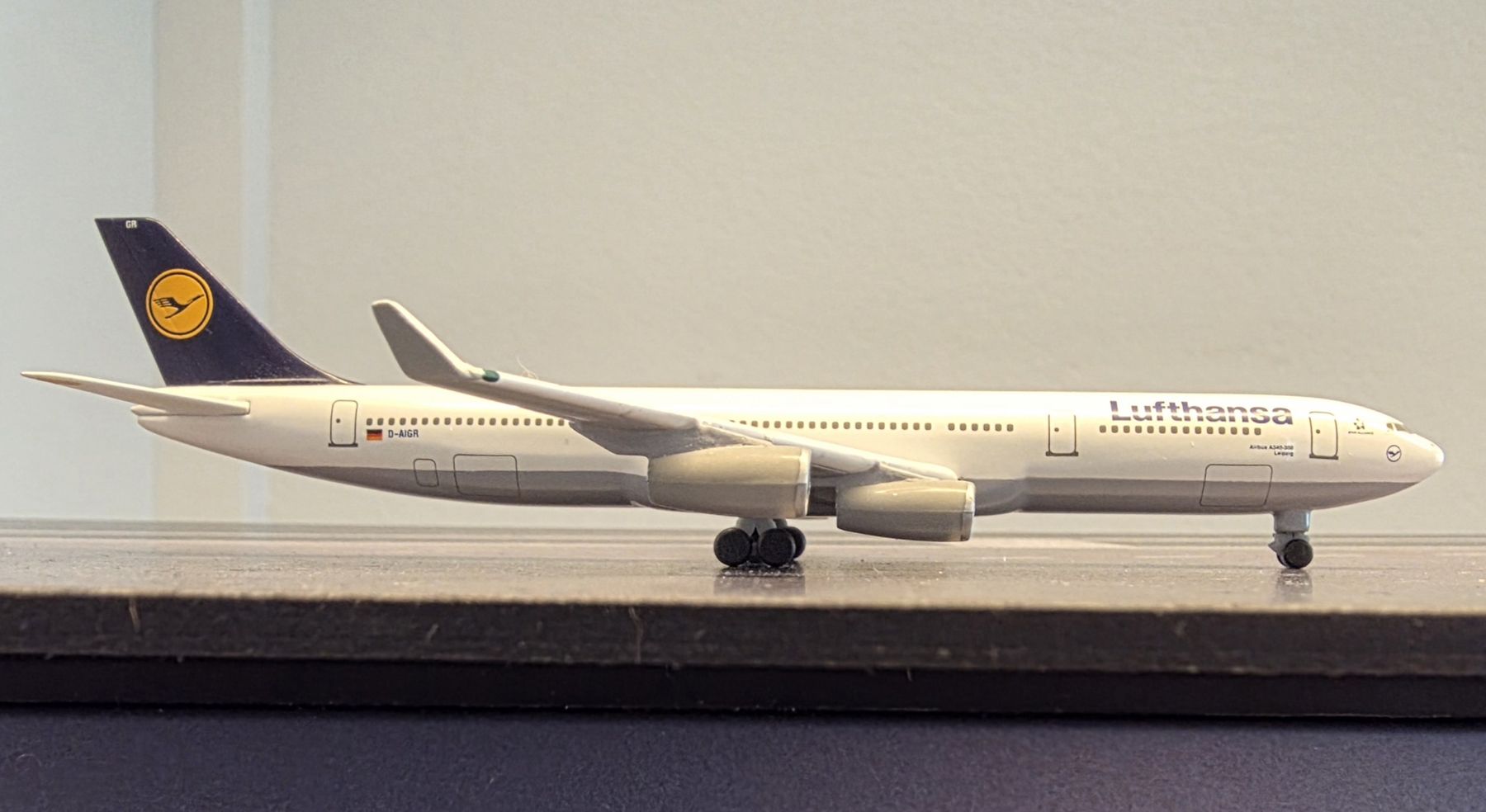 Airbus Kit di modellismo & Modellini statici: Lufthansa Airbus A340-300, Modell Edition 1:500 – Usato da Männedorf venduto da Modellbau-wyss 1