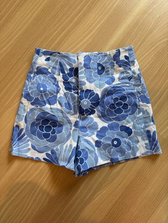 Shorts blau Blumen (ZARA, Gr. S) 