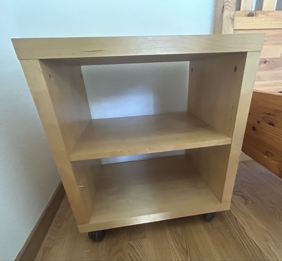 Tables de nuit: Nachttisch Holz mit Rollen – D'occasion à Männedorf par kuhgel 1