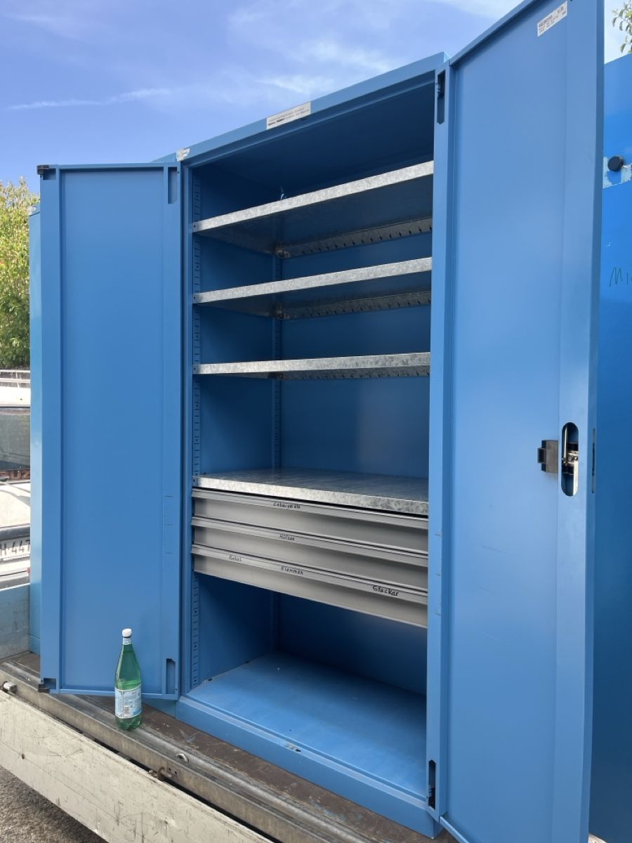 Armadi: Fami Metallschrank Nr 4 mit Schubladen  – Usato da Winterthur venduto da ReUse_Baumarkt