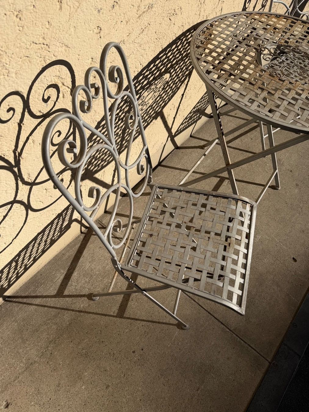 Set di tavolo e panche: Gartentisch mit 2 Klappstühle – Usato da Ebikon venduto da Berku 3