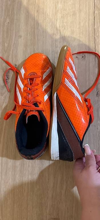 Adidas Scarpe per ragazzi: Fussball Hallen-Schuhe Adidas – Usato da Mettmenstetten venduto da ram_9jx5