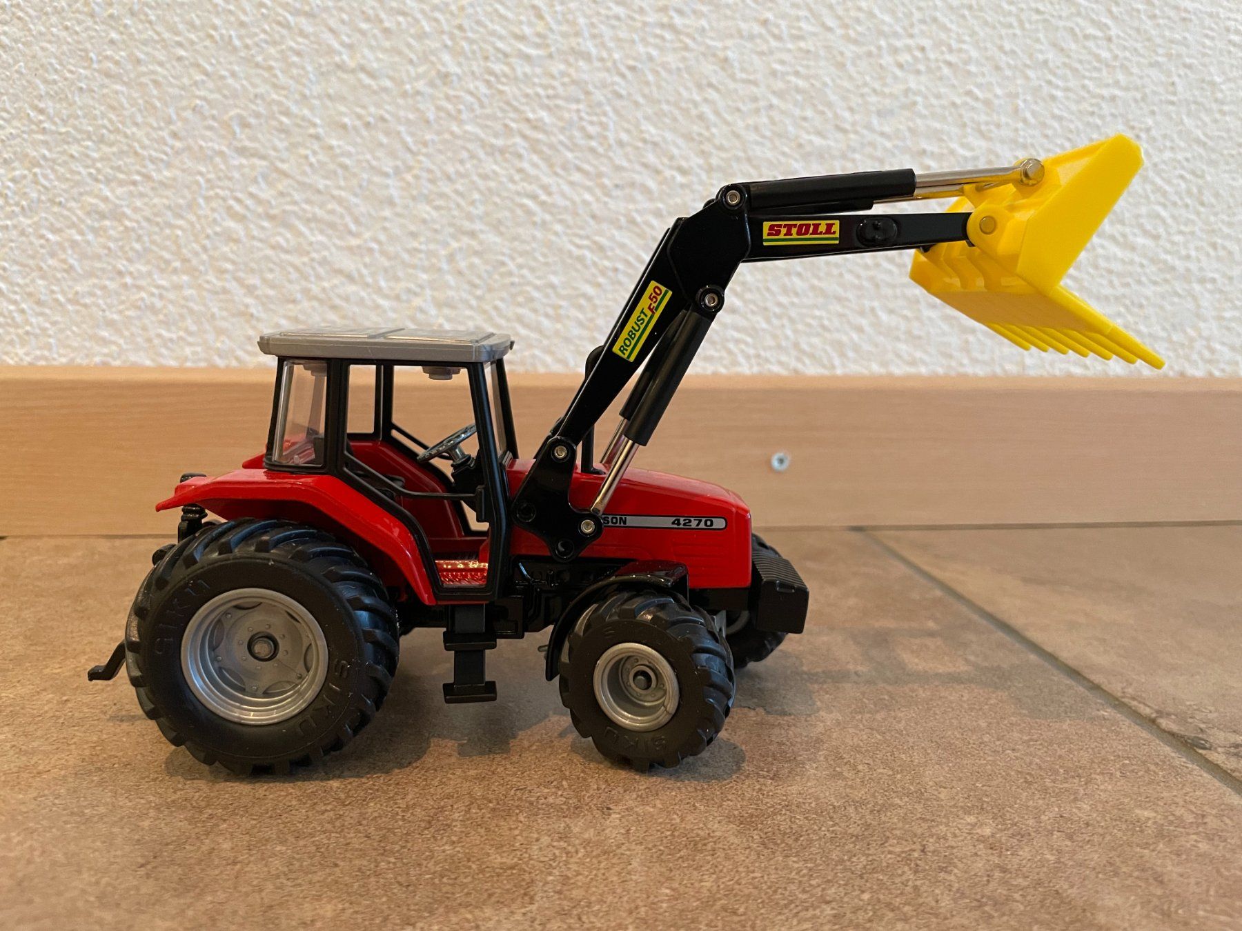 Massey Ferguson Trattori: SIKU Massey Ferguson 4270 mit Stoll Frontlader – Nuovo e nell'imballaggio originale da Kreuzlingen venduto da Stefan1150 4