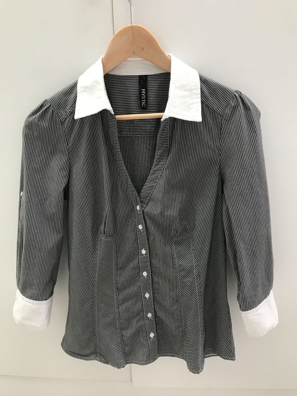 Blusen: Damen Bluse grau/weiss Gr.38 – Gebraucht aus Wädenswil von JJ15