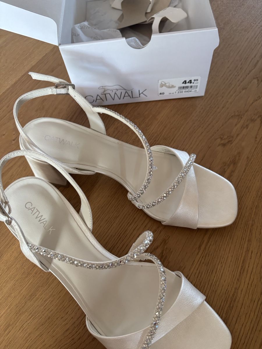 Dosenbach Scarpe da donna: Catwalk Sandalen weiss Grösse 40 mit Strasssteinen – Nuovo (secondo la descrizione) da Wängi venduto da sel_5x98