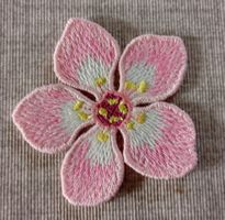 Deko Blümchen, NEU maschinengestickt, rosa-weiss, ca. 6cm