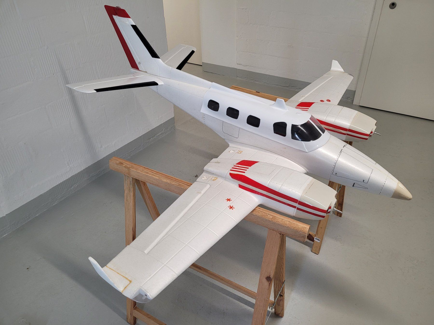 RC Modellbau: Beechcraft Duke, mit einiger Elektronik, nicht komplett – Defekt aus Winterthur von testi67 1