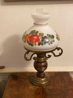 Antike Lampe, Holzfuss mit floralem Dekor auf dem Glass top!