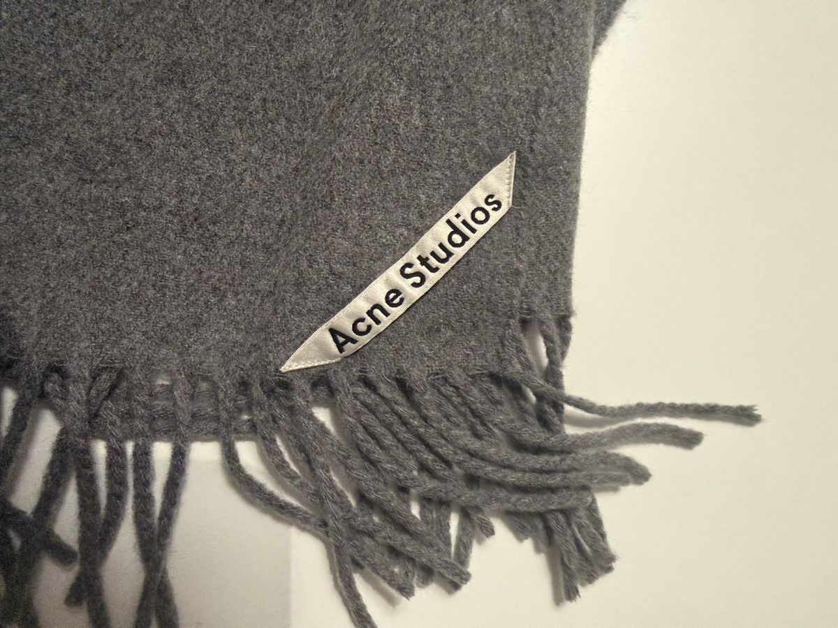 Acne Studios Foulard & Sciarpe: Acne Studios Schal Canada aus Kaschmir – Nuovo (secondo la descrizione) da Bad Ragaz venduto da ako_8l5y 1
