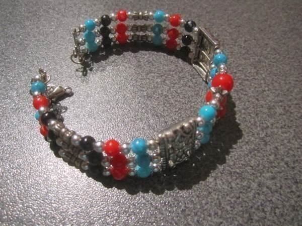 Bracciali & Braccialetti: Armband schwarz/rot/blau/silbrig – Usato da Zürich venduto da Motzkuh