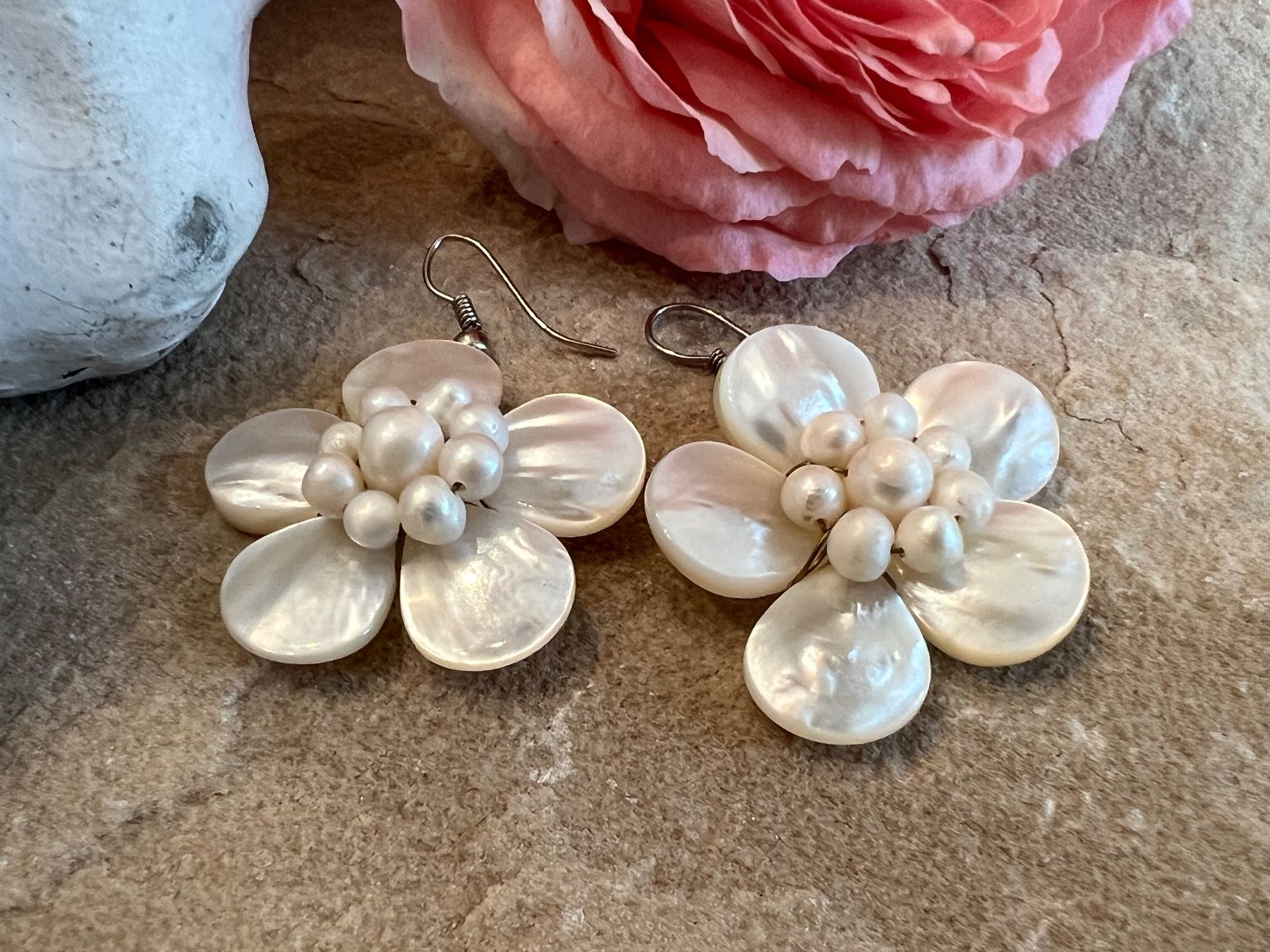 Orecchini pendenti & Orecchini a lobo: Ohrringe Handarbeit XL Blumen Perlmutter u.Perlen Boho Style – Nuovo (secondo la descrizione) da Bern venduto da Jiffy 8