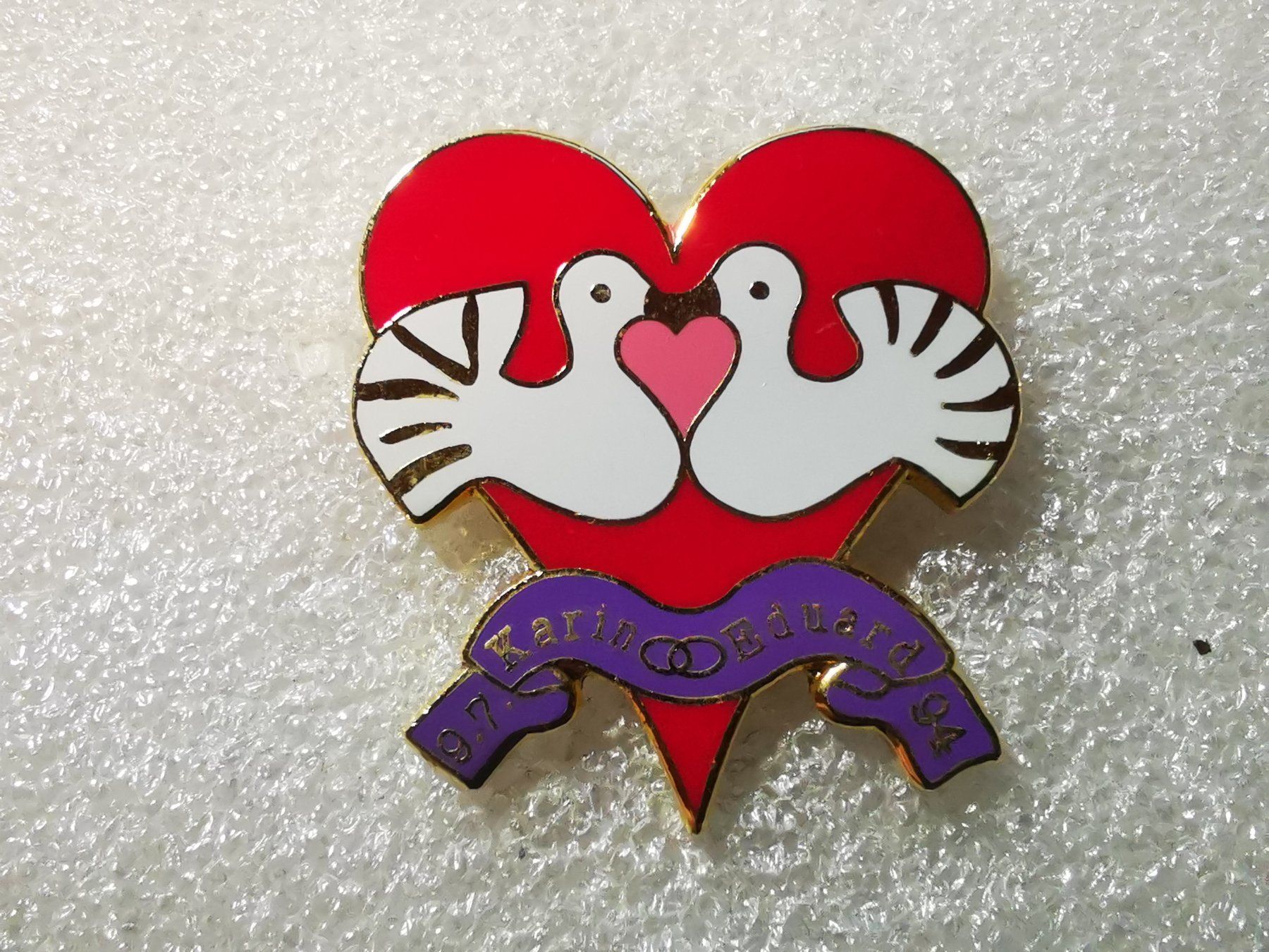 Placchette & Badge: Ansteckpin 19: Karin & Eduard – Usato da Oppligen venduto da Pin-Fall-Shop