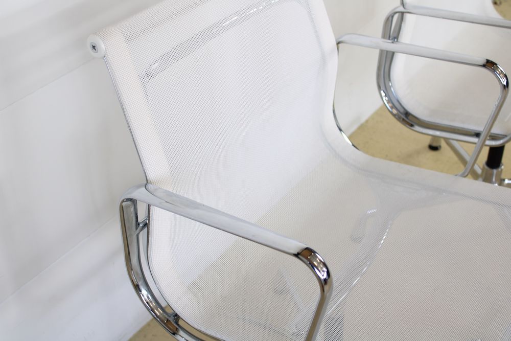 20 Vitra Eames Stühle EA 108 drehbar 2