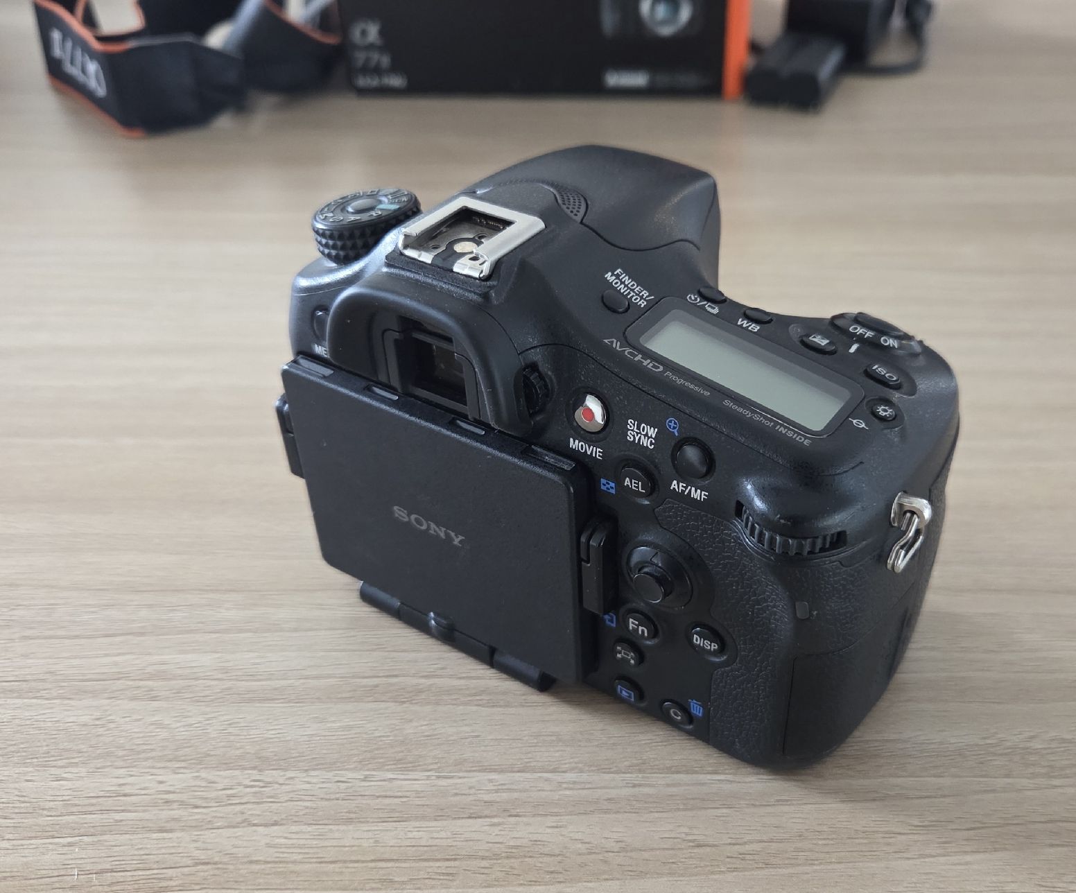 Sony Fotocamera: Sony Alpha 77 ll Kamera mit Originalbox – Usato da Aarburg venduto da mc.cellery 2