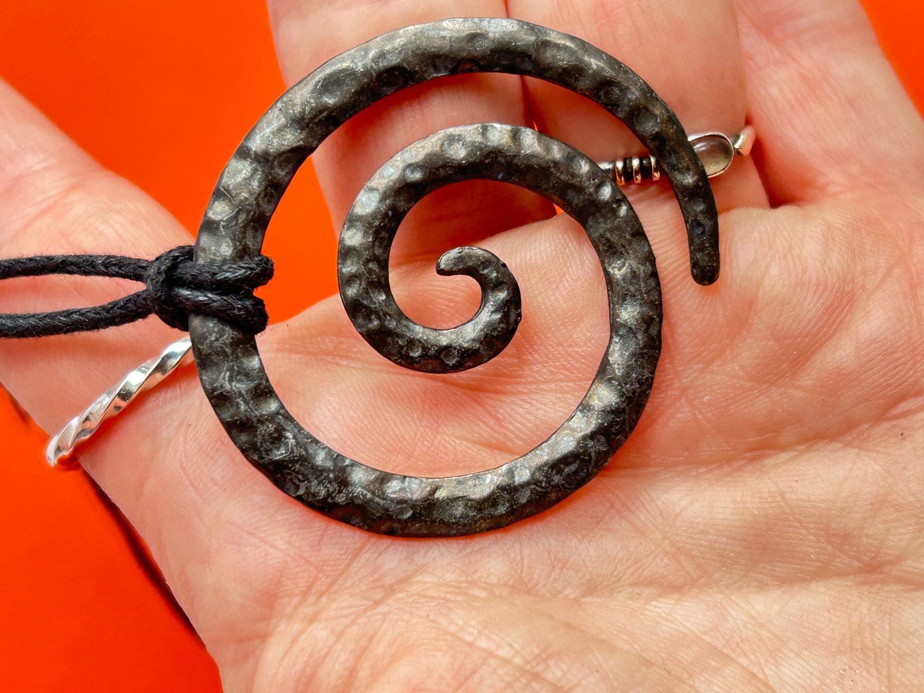 Anhänger: Halskette Spirale Anhänger mit Lederband – Gebraucht aus Dittingen von Bijoubelle 9