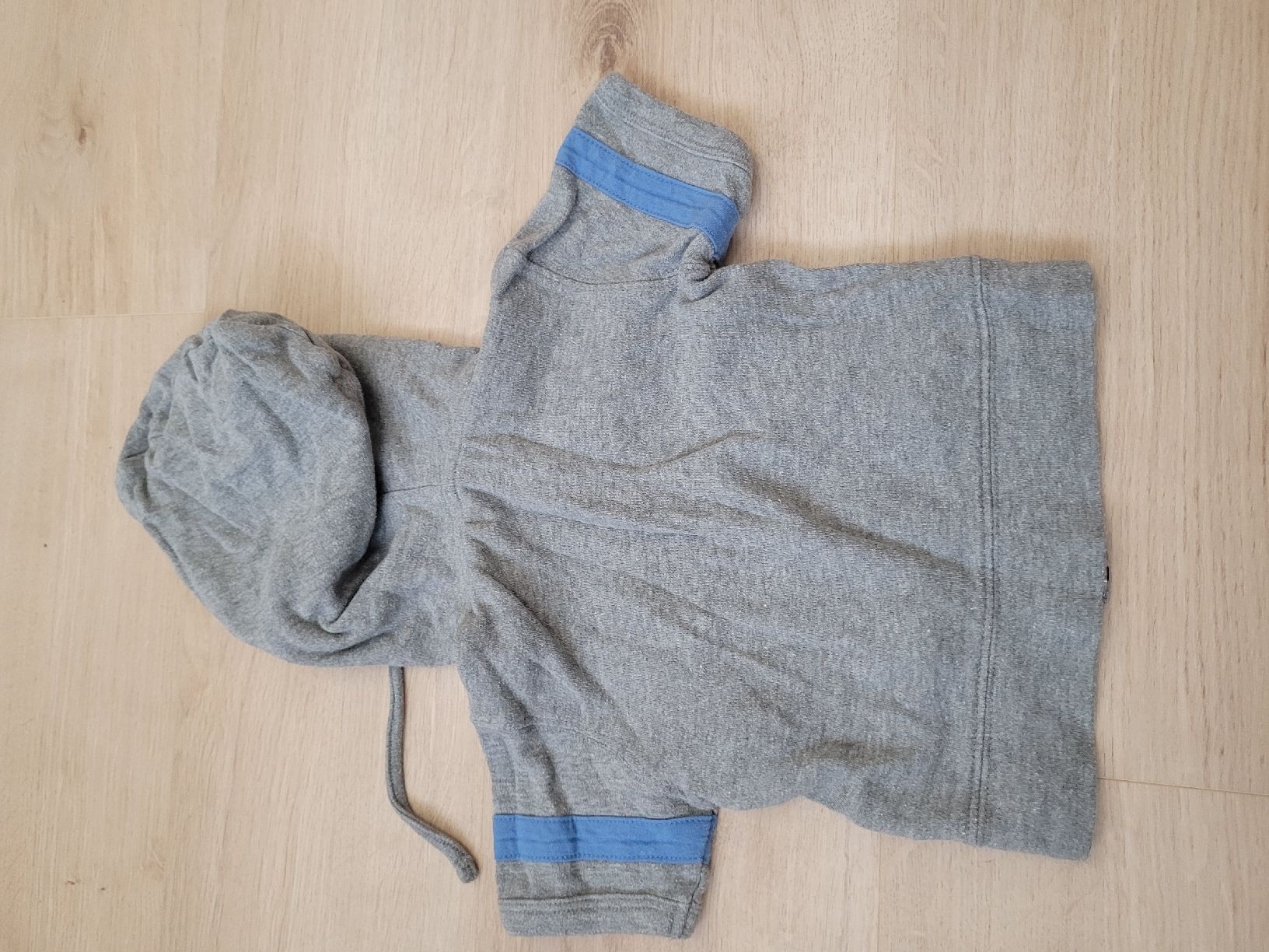 Camicette, T-shirt & Top: cooles Shirt/Jäckli Gr. 104 – Usato da Lupsingen venduto da sta_wgg5 3