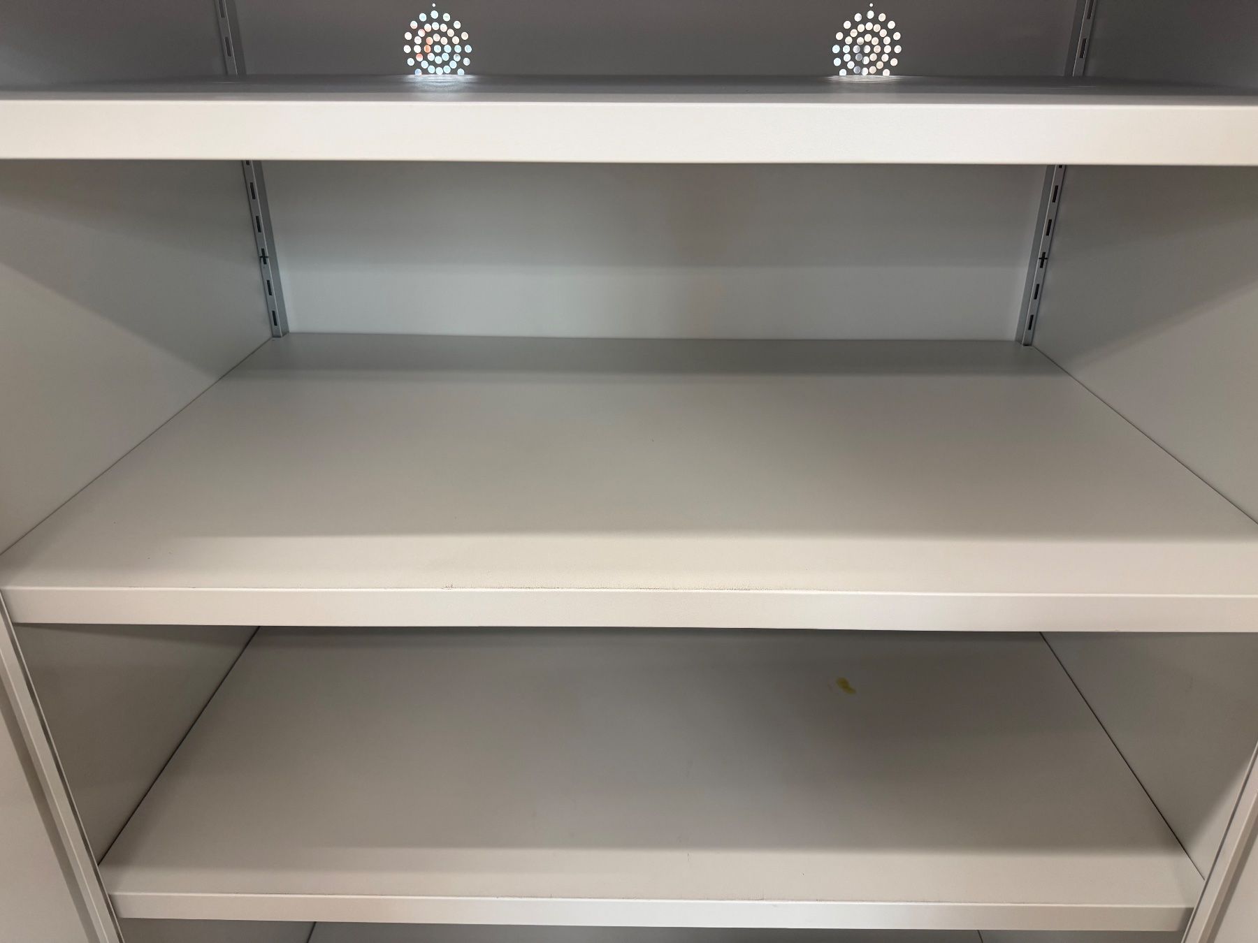 Armadi: Metallschrank mit verstellbare Regale – Usato da Dietlikon venduto da ComdatAG 3