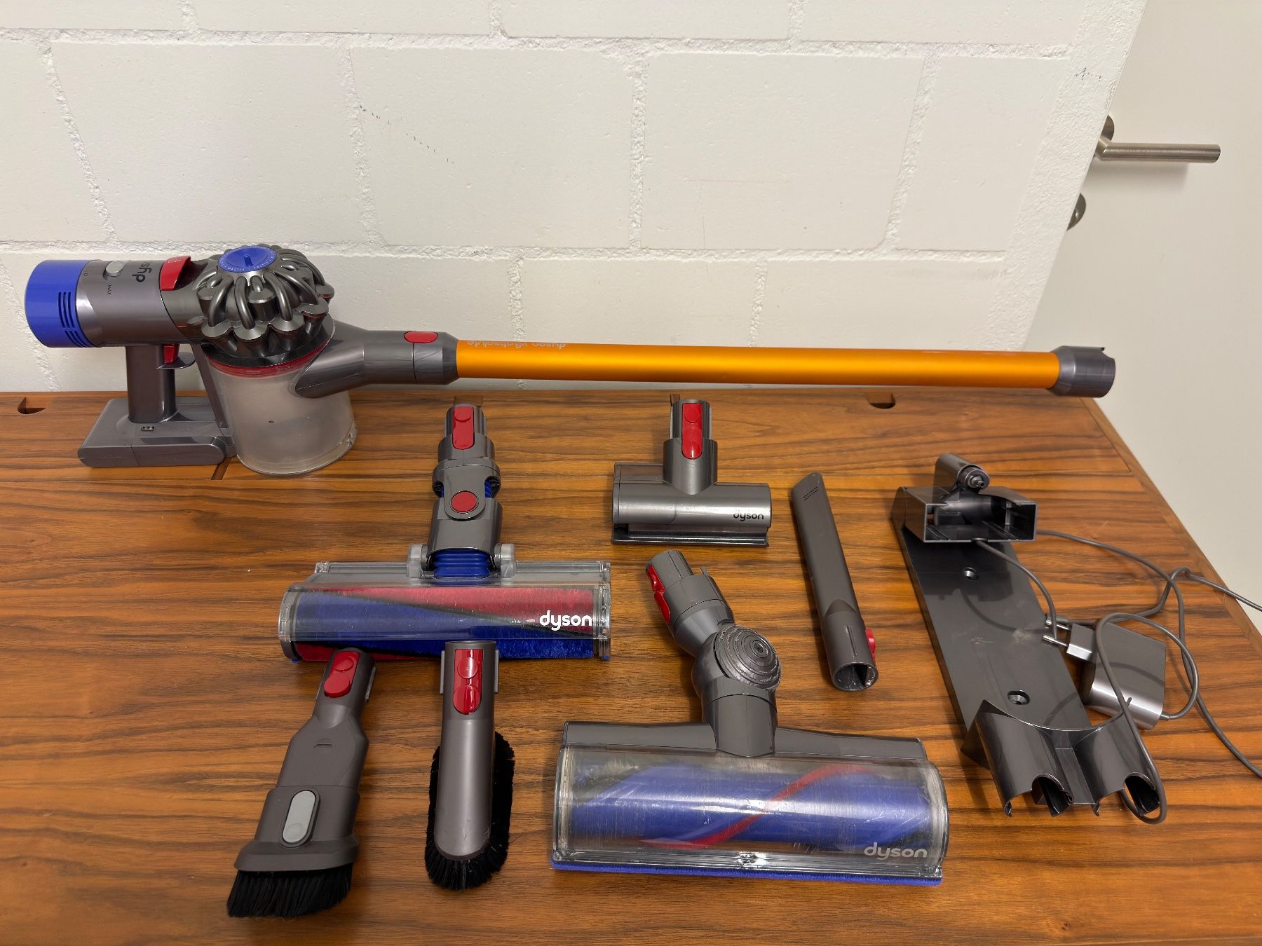 Dyson Aspirateurs & Accessoires: Dyson V8 Absolute – D'occasion à Luzern par me9_9h8x