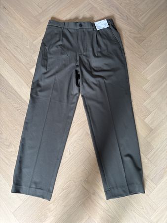 Uniqlo Hose weit oliv Grösse L neu mit Etikett