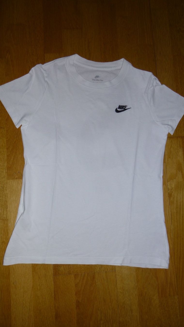 Nike T-Shirts: Nike-Damen-T-Shirt weiss, Basic, Grösse S – Gebraucht aus Triengen von misterpicknicker