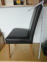 4 Stühle und ein Tisch