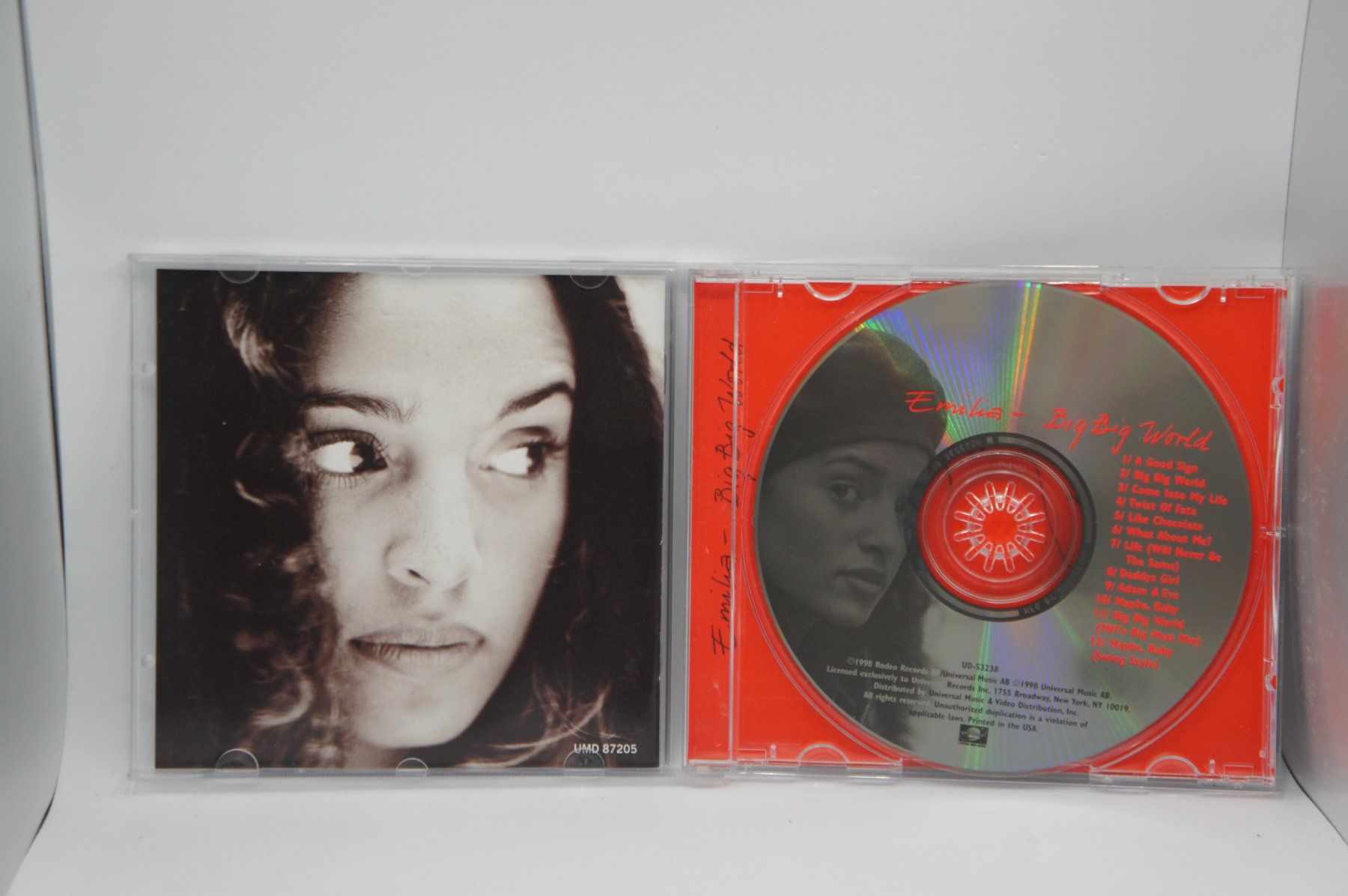 CDs: CD: Emilia - Big Big World – Gebraucht aus Ernetschwil von luisvonerni 2