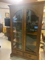 Vitrine aus Holz mit zwei Schubladen guter Zustand