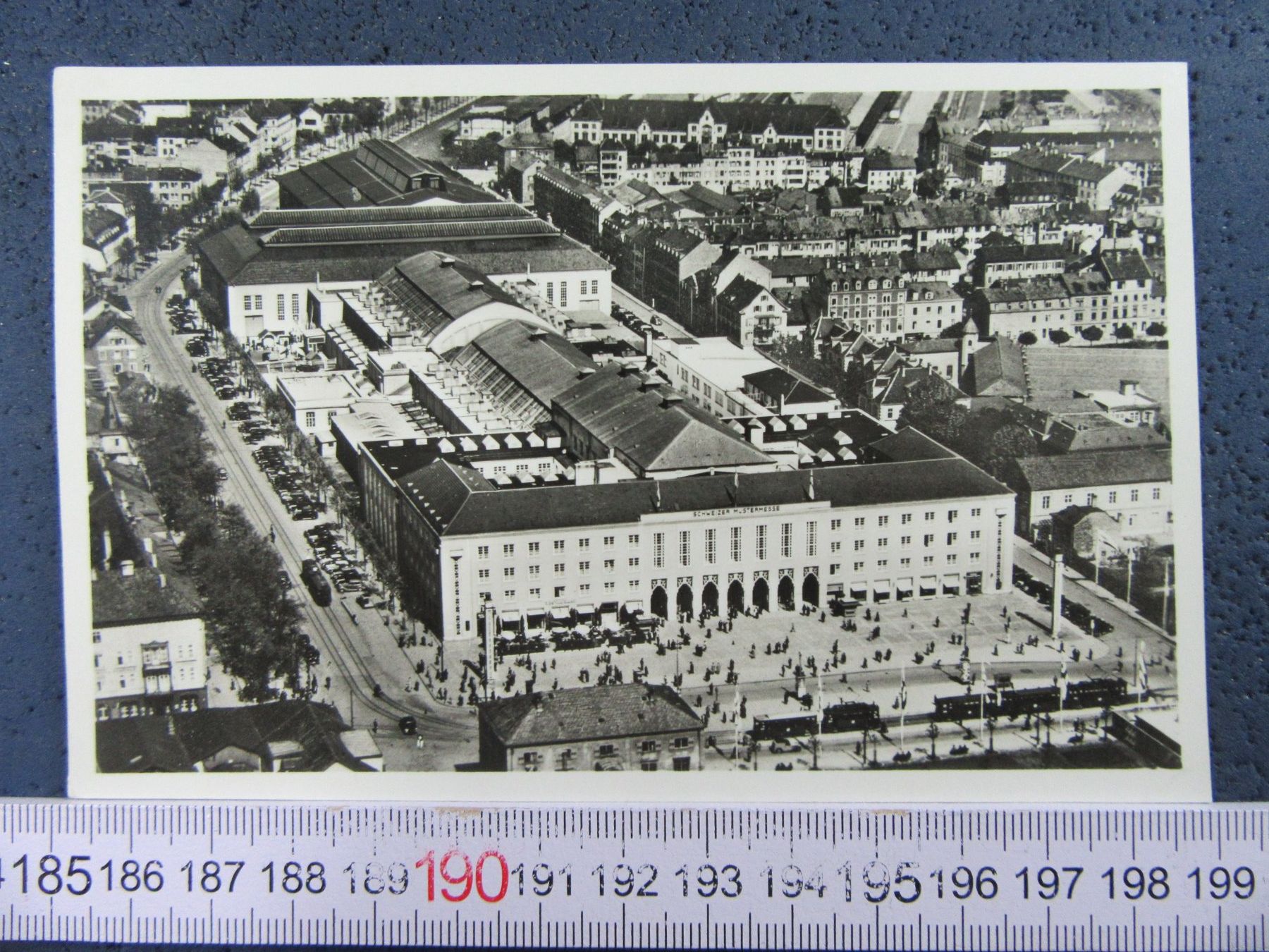 Cartoline postali: KLEIN-BASEL OFFIZIELLE POSTKARTE MUSTERMESSE LUFTBILD – Usato da Ettingen venduto da Hausi4711