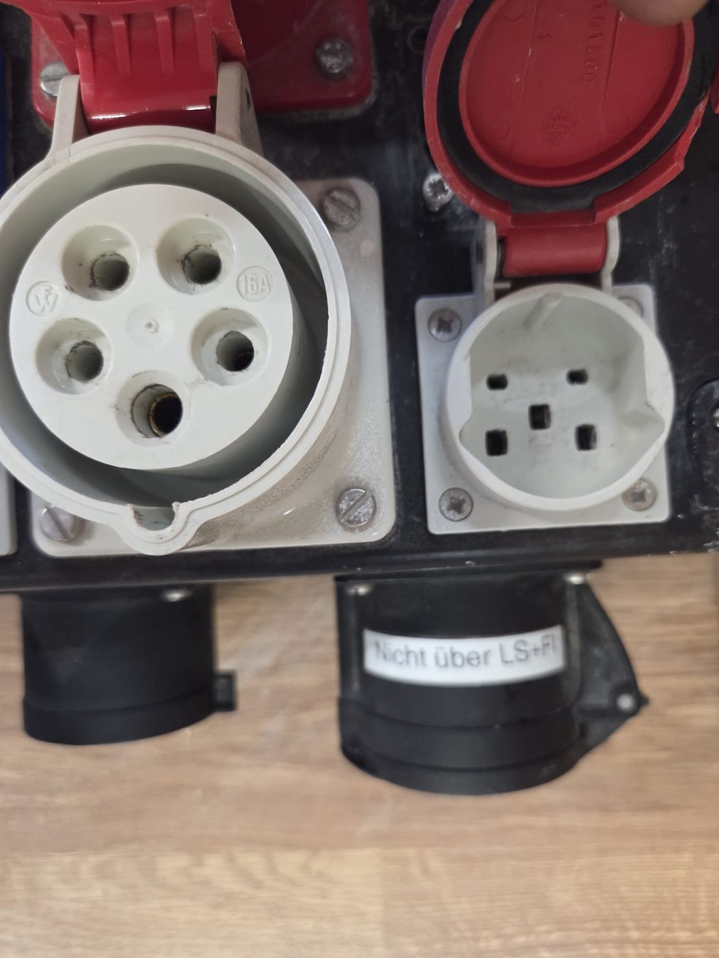 Elektrotechnik: Baustromverteiler 32A – Defekt aus Oberhasli von Cortina 7