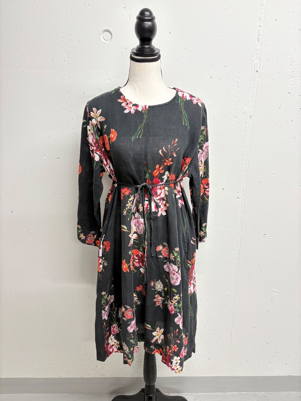 Hannes Roether Kleider: Hannes Roether Kleid aus Leinen Gr. L schwarz Blumen – Neu (gemäss Beschreibung) aus Regensdorf von secondchancefashion